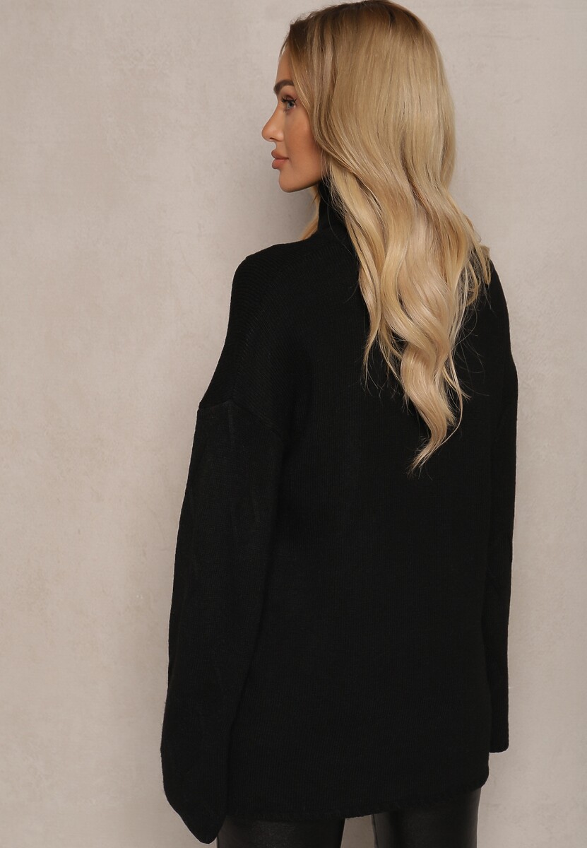 Czarny Golf o Wydłużonym Kroju w Romby Hennsa