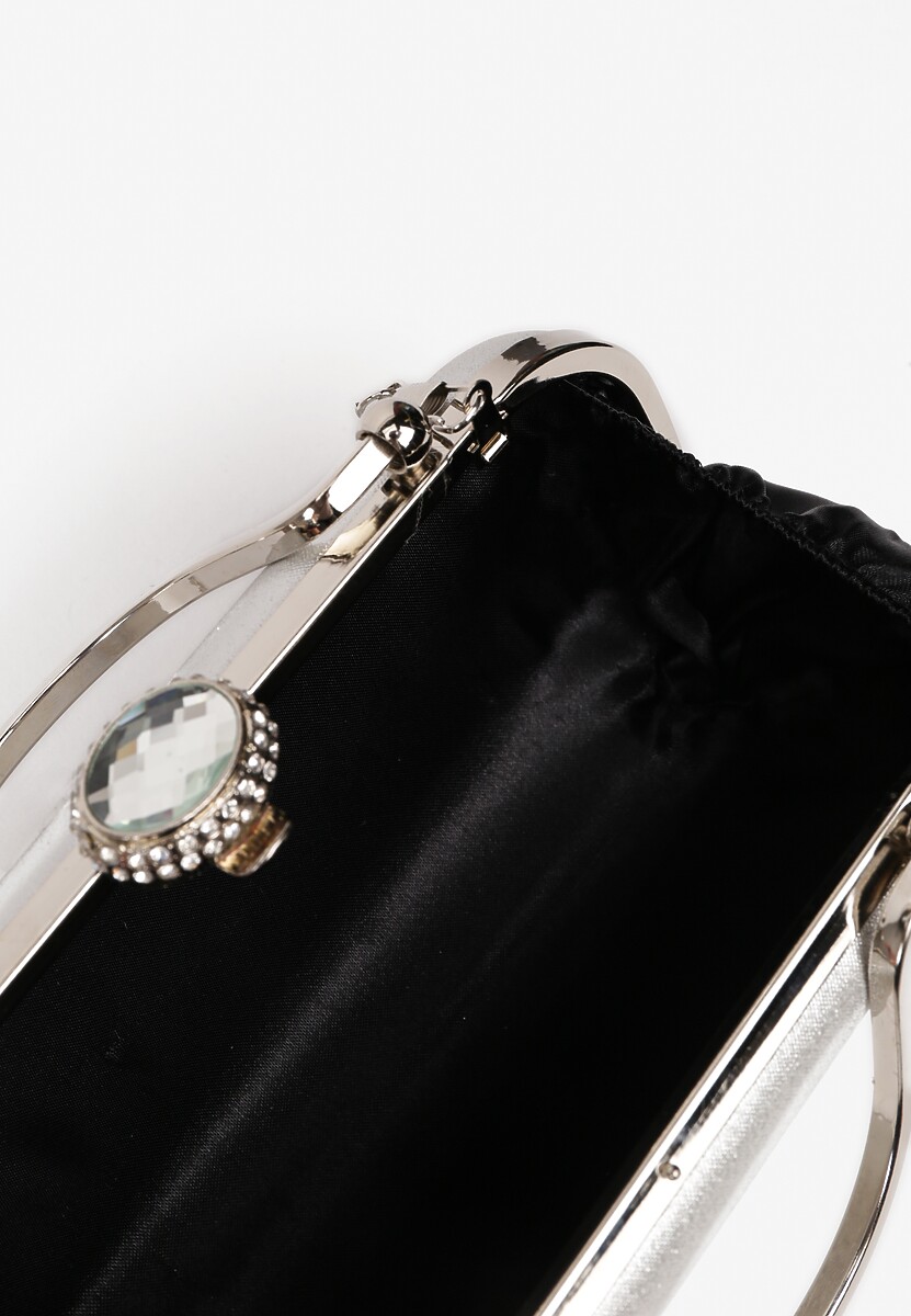 Srebrna Torebka Koktajlowa Zapinana na Zatrzask z Łańcuszkiem i Rączką Ozdobiona Cyrkoniami Carsea