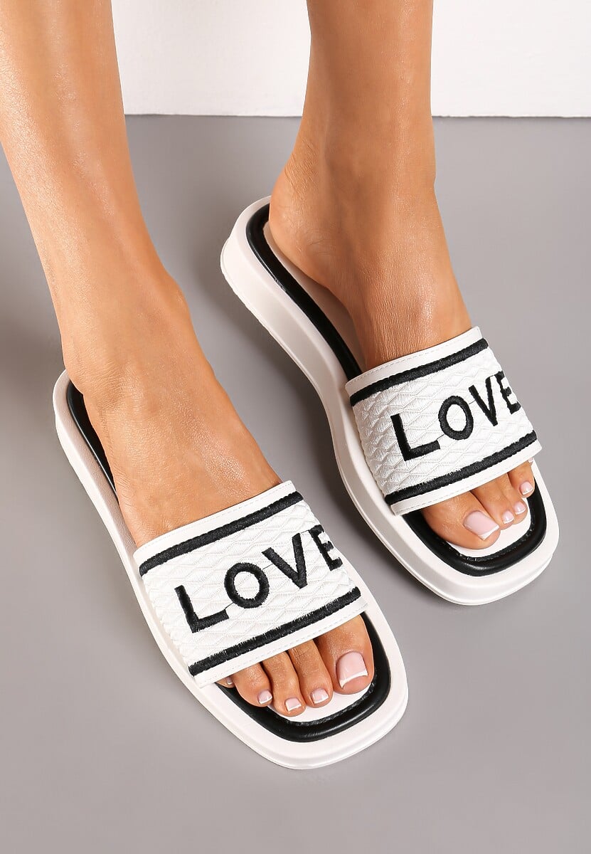 Białe Klapki z Ozdobnym Napisem na Cholewce i Noskiem w Kwadrat Optizoria
