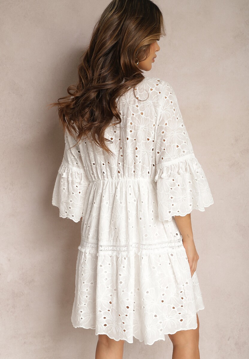 Biała Bawełniana Sukienka z Wiązaniem przy Dekolcie i Ażurowym Wzorem Falrisa