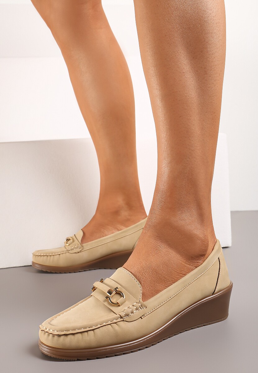 Ciemnobeżowe Półbuty Mokasyny na Koturnie z Metaliczną Ozdobą Dalisha