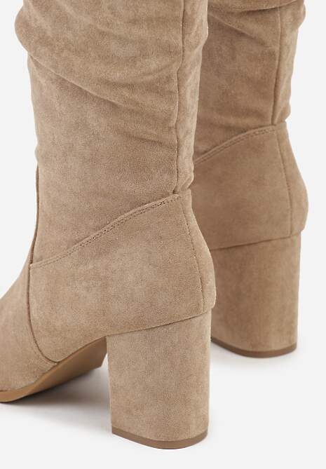 Ciemnobeżowe Kozaki na Słupku z Marszczoną Cholewką z Imitacji Zamszu Razialla