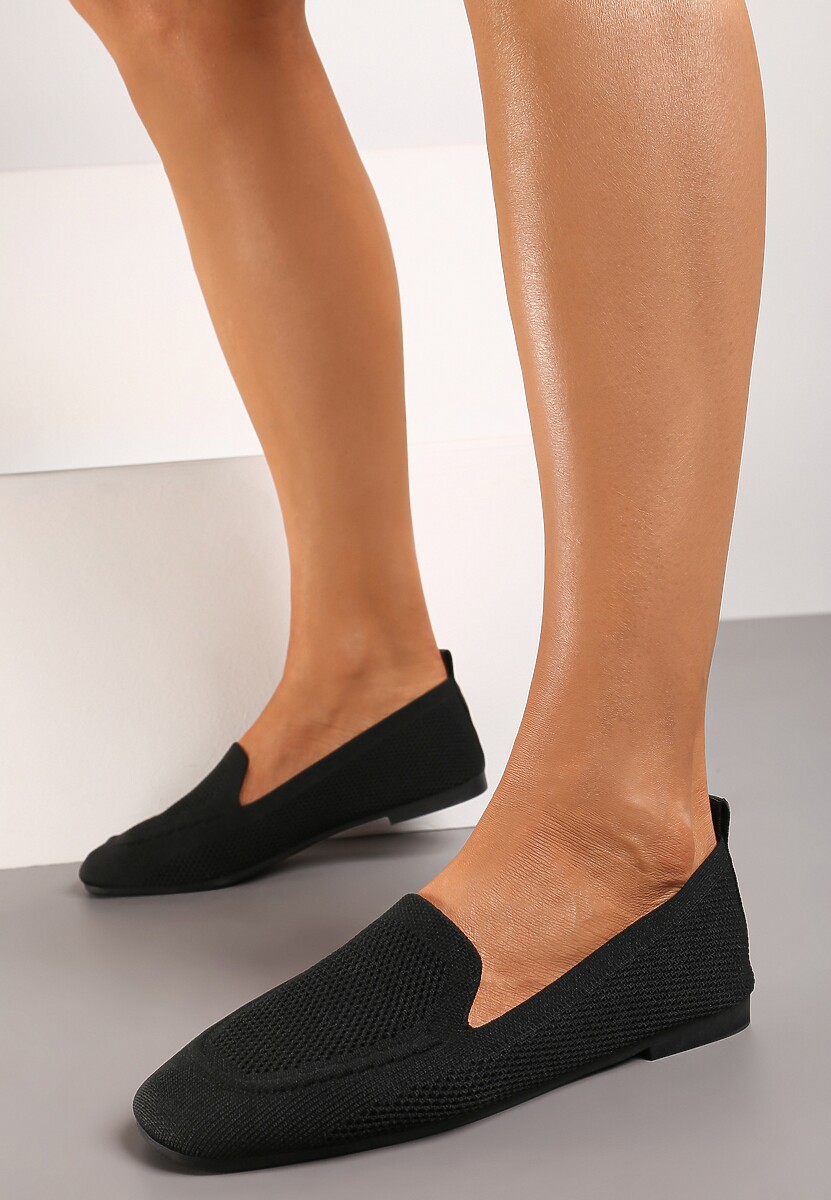 Czarne Casualowe Mokasyny na Płaskiej Podeszwie Ozdobione Perforacją Klanesha