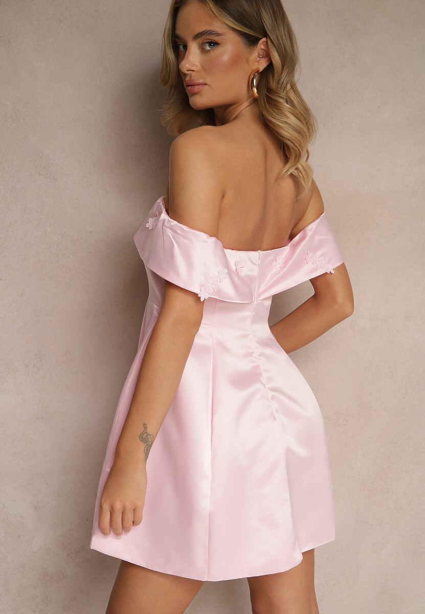 Różowa Sukienka Hiszpanka Vices z Satyny Zdobiona Aplikacjami Fenilune