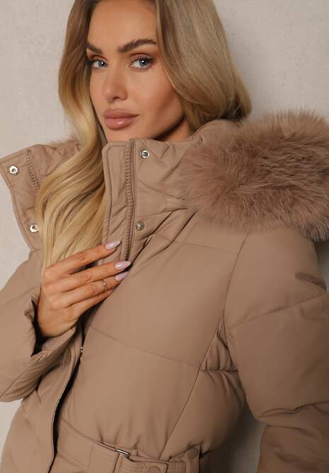 Jasnobrązowa Kurtka z Pikowanymi Przeszyciami i Kapturem z Futrem z Możliwością Odpięcia Innaia