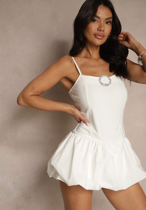 Biała Sukienka Bombka z Podszewką Typu Szorty Ozdobiona Cyrkoniami Donellia