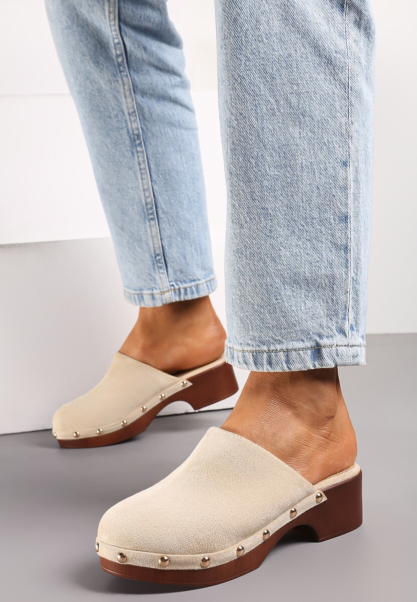 Beżowe Klapki Typu Drewniaki z Nitami i Płaskim Obcasem Nerai