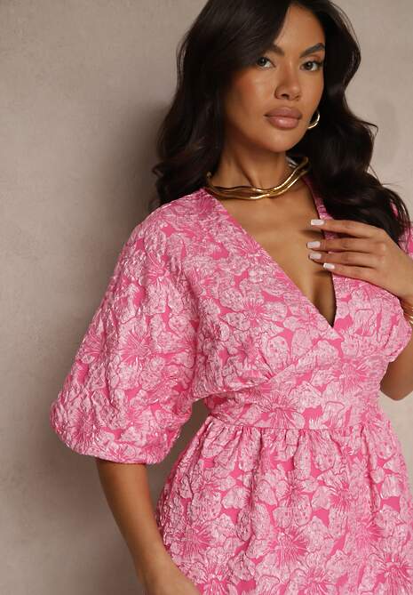 Różowa Sukienka o Rozkloszowanym Fasonie z Tłoczonym Wzorem i Rękawami Nietoperz Farinose