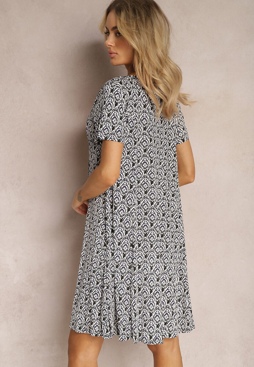 Czarno-Biała Wiskozowa Sukienka o Rozkloszowanym Fasonie z Ornamentalnym Wzorem Jasminas