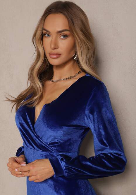 Niebieska Sukienka z Weluru o Dopasowanym Kroju i Dekolcie w V Wiolette