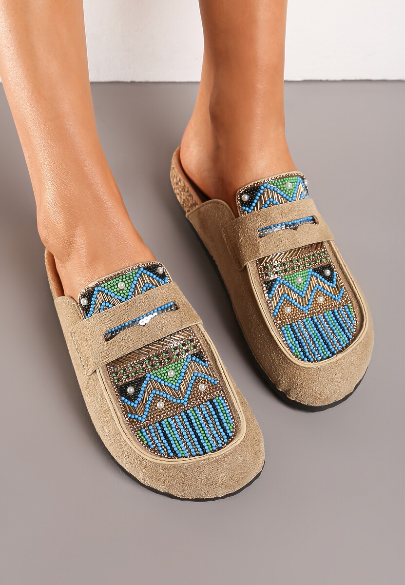 Ciemnobeżowe Klapki na Płaskiej Podeszwie z Imitacji Zamszu Ozdobione Koralikami i Cyrkoniami Giazara