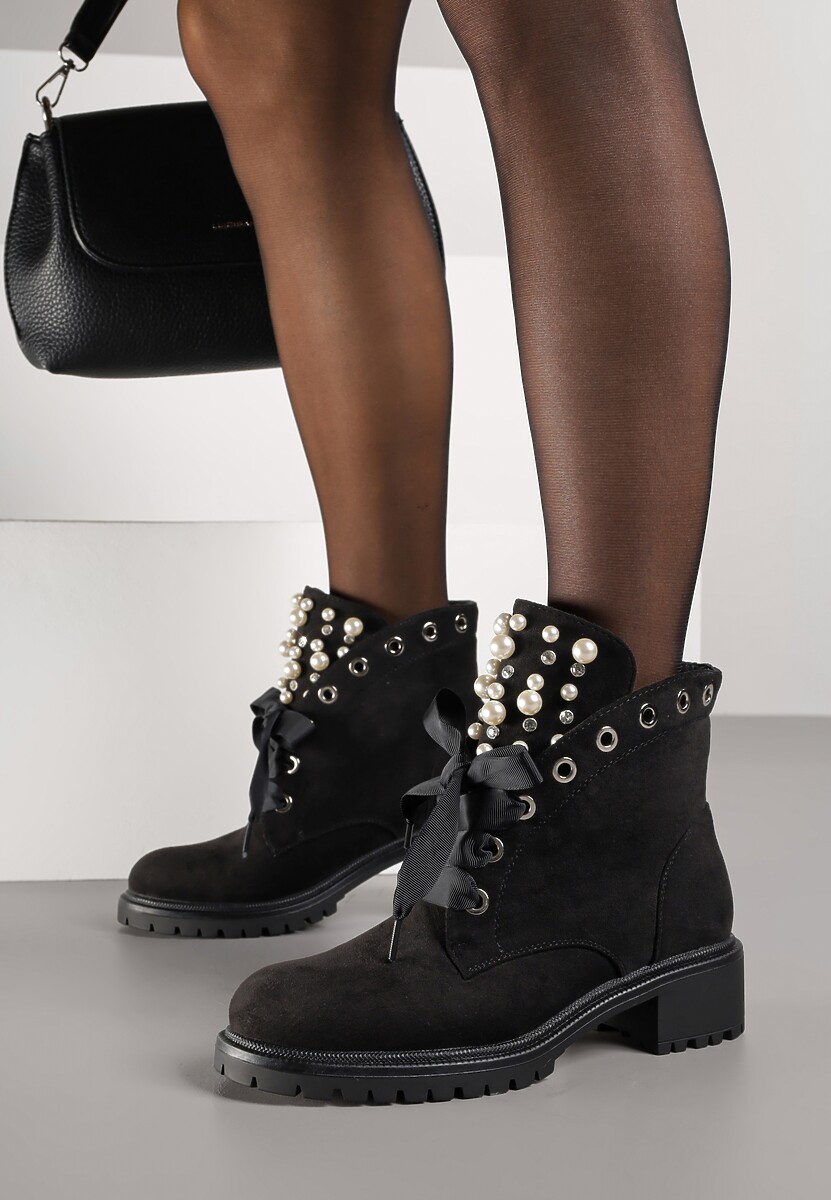 Czarne Botki z Imitacji Zamszu z Ozdobnymi Sznurówkami Perłami i Cyrkoniami Jovilda