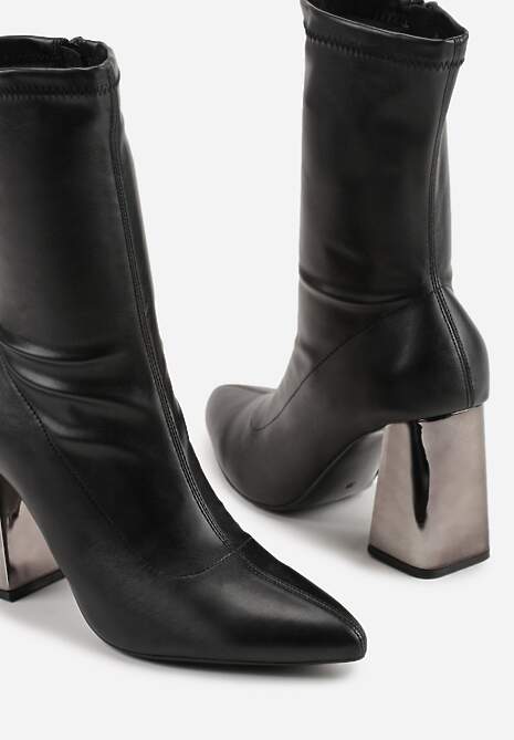 Czarne Przylegające Botki Vices na Metalicznym Słupkowym Obcasie Nevitte