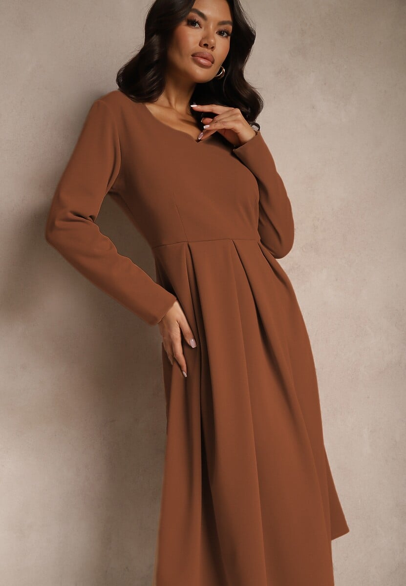 Brązowa Sukienka o Rozkloszowanym Kroju z Trójkątnym Dekoltem Temivara