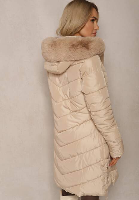 Ciemnobeżowa Kurtka Pikowana o Długim Kroju z Odpinanym Kapturem Ozdobiona Futerkiem Velrira