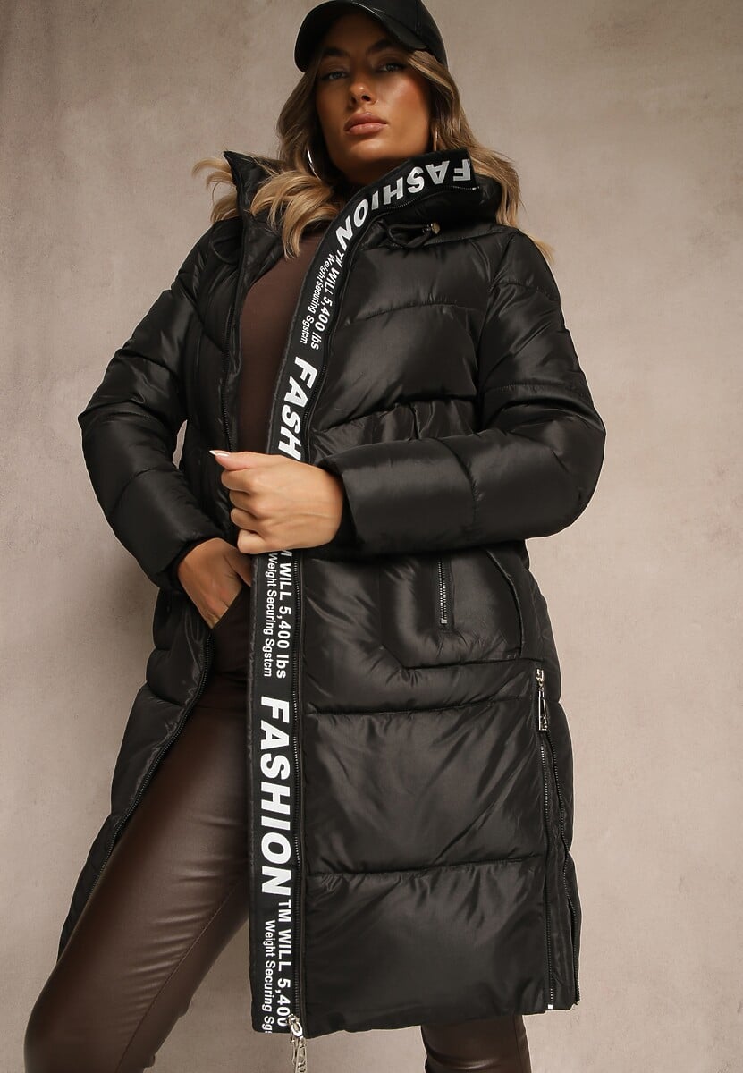 Czarna Pikowana Kurtka o Długim Kroju z Kapturem Zdobiona Taśmą z Napisami Galiadea