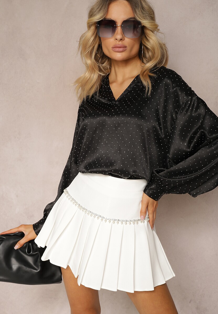 Czarna Bluzka Satynowa z Długim Rękawem i Dekoltem w Serek Ozdobiona Cyrkoniami Yontia