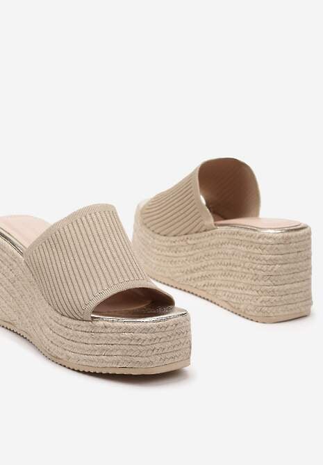 Złote Klapki na Koturnie Ozdobionym Plecionką Obdaria