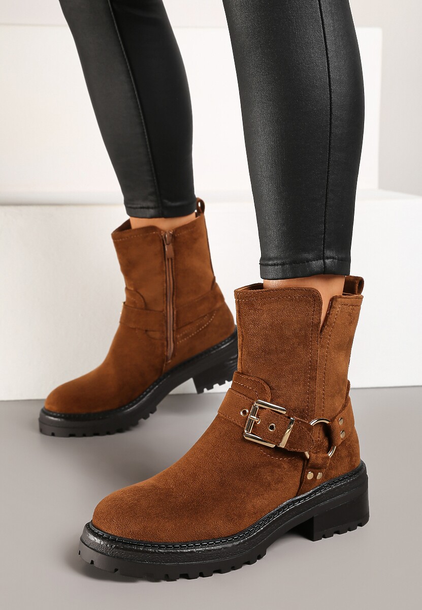 Brązowe Botki w Motocyklowym Stylu z Ekozamszu z Ozdobną Klamrą przy Cholewce Ninnaria