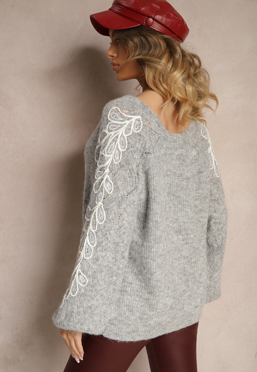 Szary Sweter z Wełną Zdobiony Haftem z Bufiastymi Rękawami i Dekoltem w Serek Senaleth