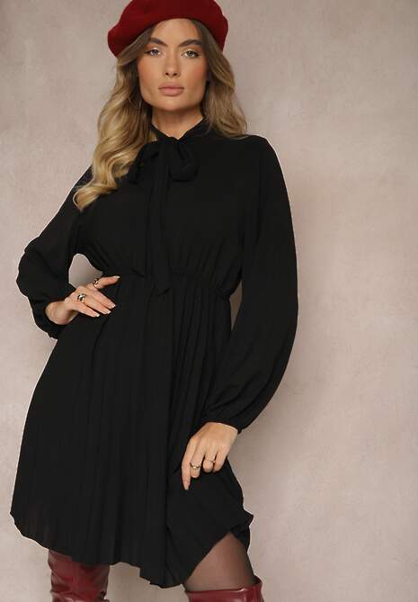 Czarna Plisowana Sukienka o Eleganckim Kroju z Wiązaniem przy Dekolcie i Gumką w Pasie Belorinda