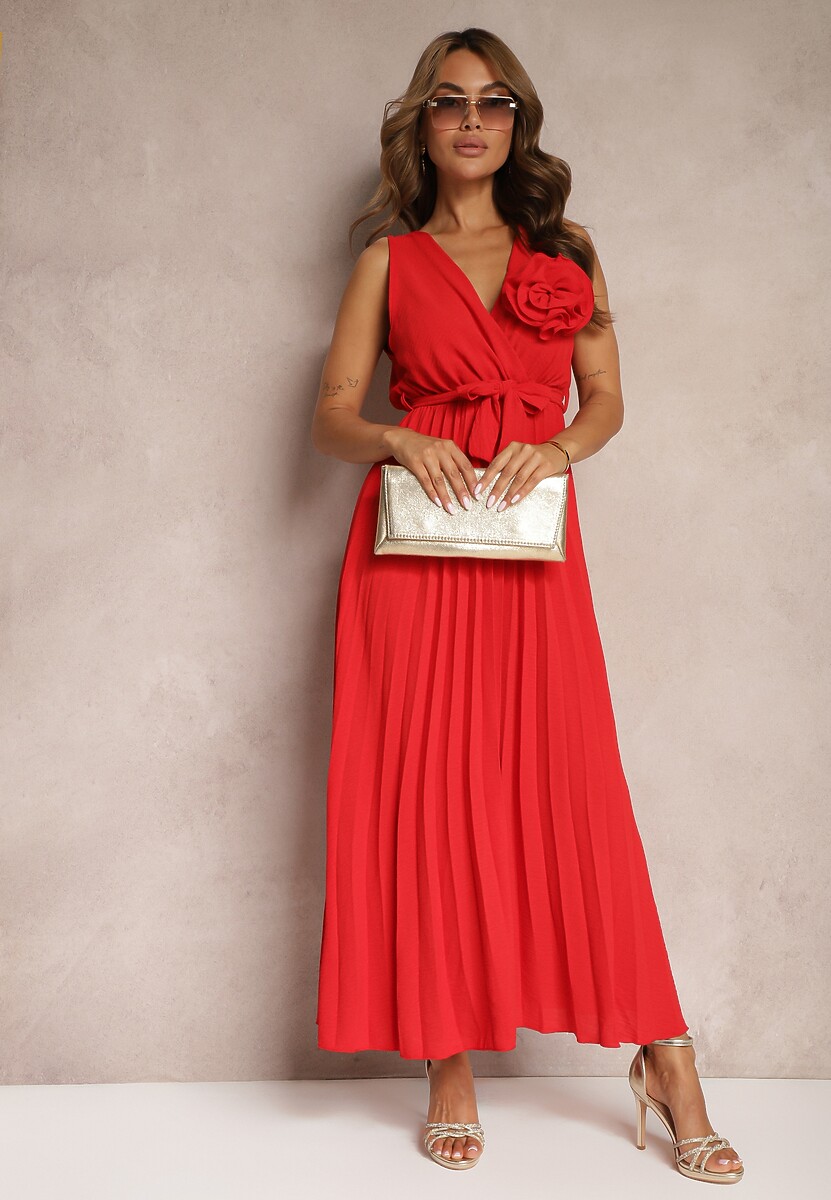 Czerwona Koktajlowa Sukienka Plisowana z Kwiatową Broszką Paskiem i Gumką w Talii Viknna