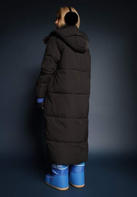 Czarna Długa Kurtka z Pikowaniem z Odpinanym Kapturem i Wsuwanymi Kieszeniami Daitras