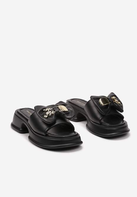 Czarne Klapki na Niskiej Platformie z Wycięciem Ozdobione Kokardą i Metaliczną Aplikacją Horissa