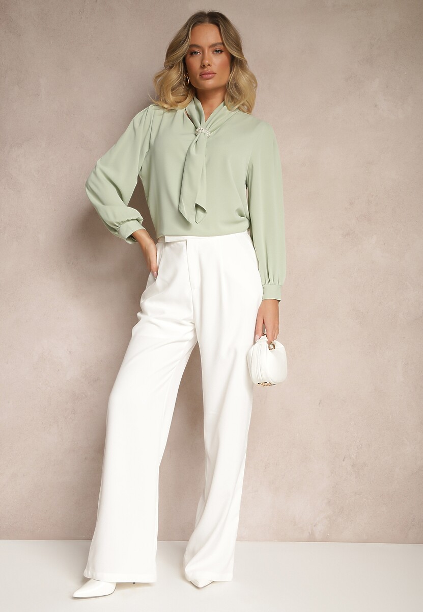 Zielona Bluzka o Koszulowym Kroju z Żabotem i Perłowym Zdobieniem Gonialith