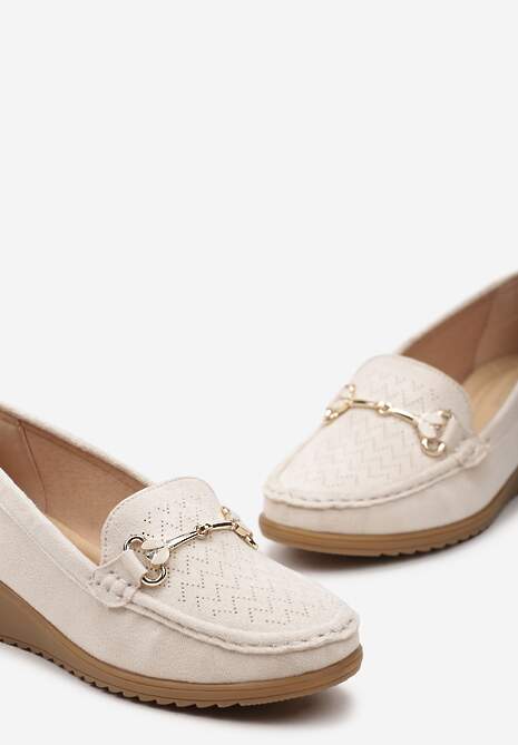 Beżowe Półbuty w Stylu Mokasynów na Koturnie z Ozdobną Metalową Klamrą Tirensa