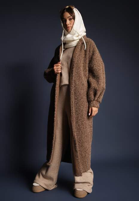 Brązowy Kardigan Niezapinany o Długim Kroju Ozdobiony Szerokimi Rękawami Tifilina