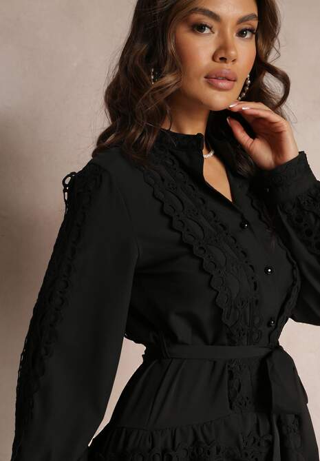 Czarna Sukienka Koszulowa z Wiązanym Paskiem i Ażurowymi Taśmami Deme