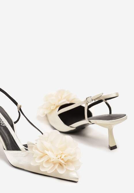 Beżowe Sandały Kaczuszki Ozdobione Kwiatową Aplikacją 3D Yarivia