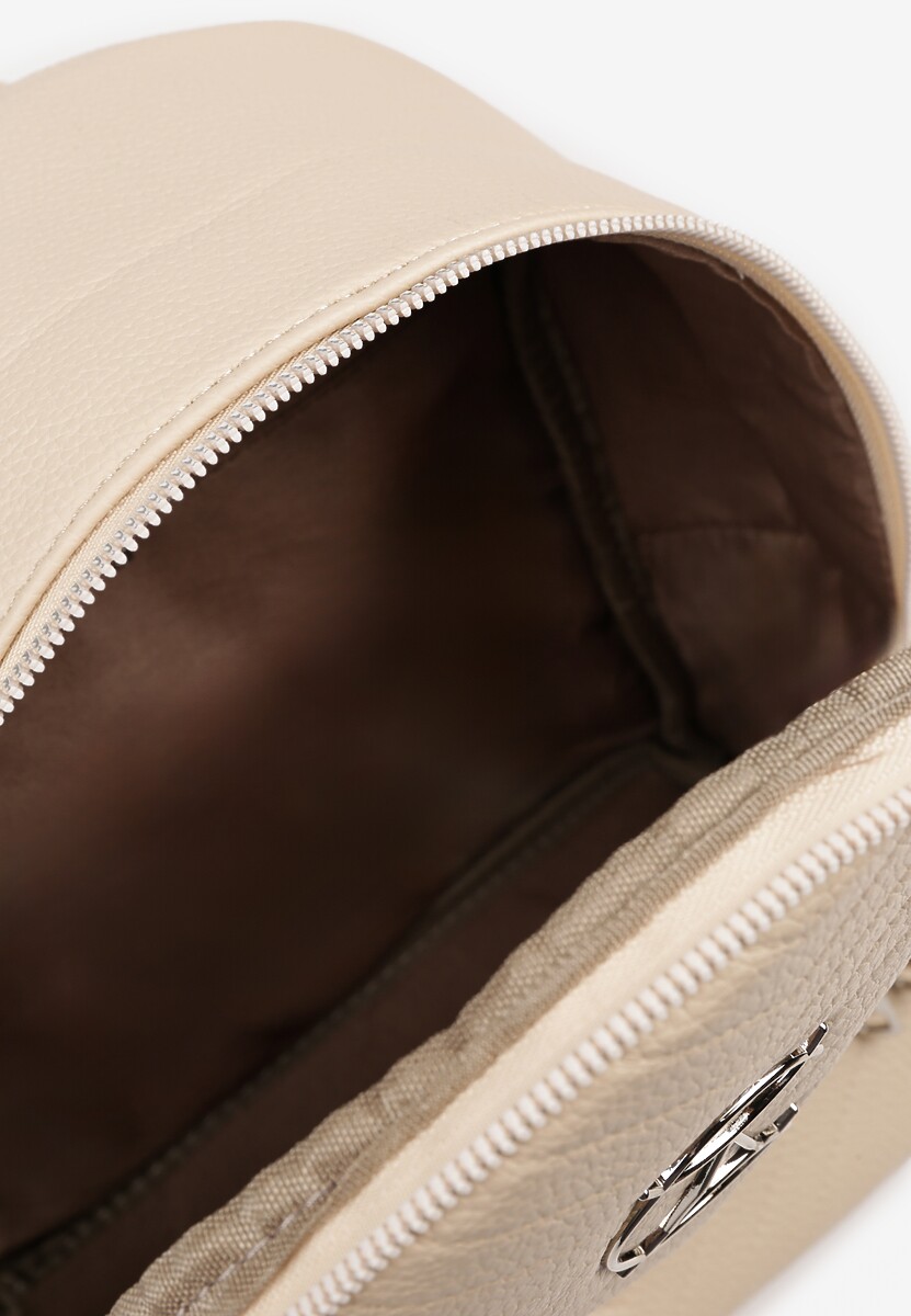 Beżowo-Kremowy Casualowy Plecak Ozdobiony Metalicznym Logo i Pikowaniem Jaloedi