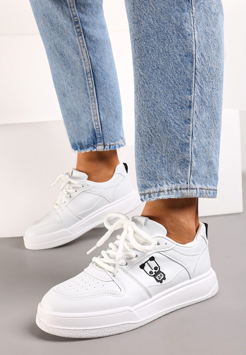 Białe Sznurowane Sneakersy z Ekoskóry z Ozdobną Naszywką i Perforacją Vetria