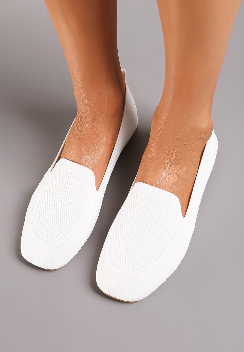Białe Casualowe Mokasyny na Płaskiej Podeszwie Ozdobione Perforacją Klanesha