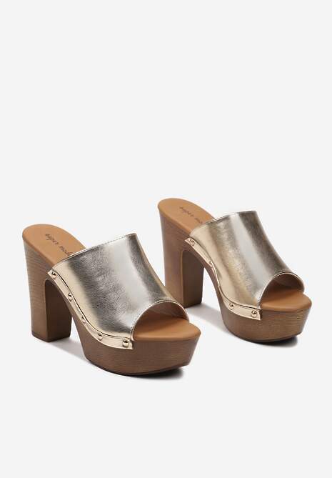 Złote Klapki na Platformie z Ozdobnymi Nitami i Szerokim Paskiem Bice