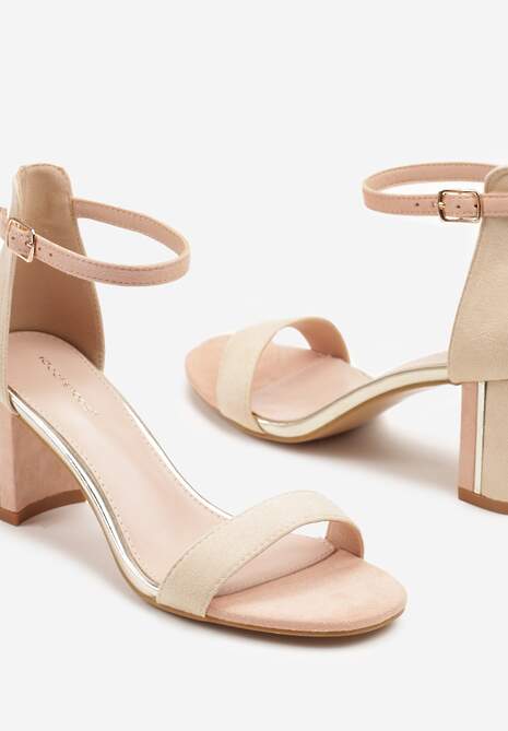 Beżowe Sandały na Słupku Ozdobione Metalicznymi Aplikacjami Inarisa