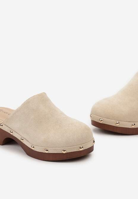 Beżowe Klapki Typu Drewniaki z Nitami i Płaskim Obcasem Nerai