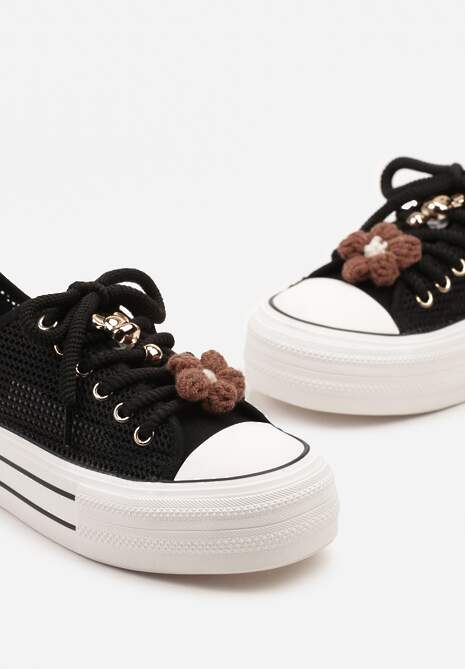 Czarne Trampki na Platformie z Ażurową Cholewką i Aplikacjami 3D Leniri