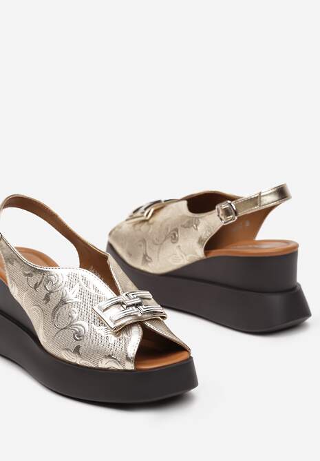 Złote Sandały na Koturnie Peep Toe Ozdobione Biżuteryjną Klamrą Piolina