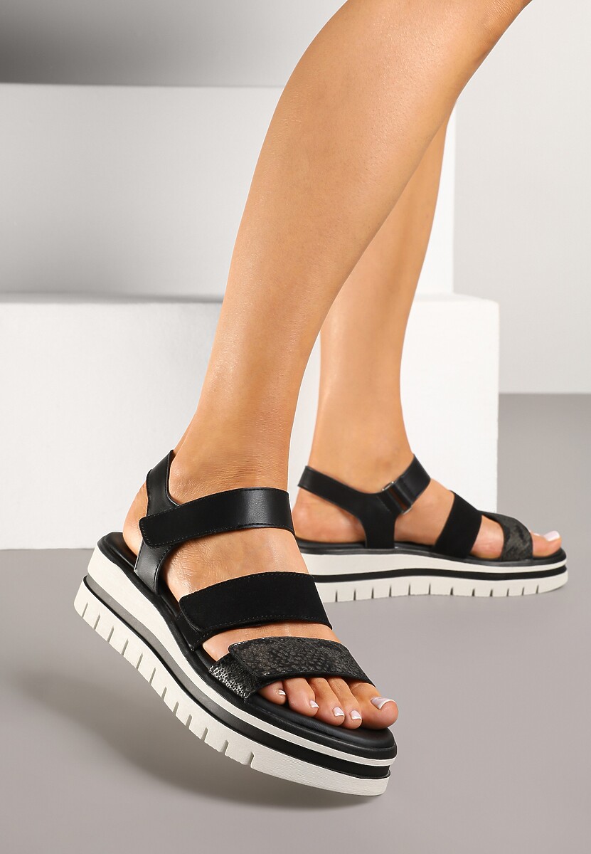 Czarne Sandały na Niskiej Tłoczonej Platformie z Metalicznym Wykończeniem Weonea