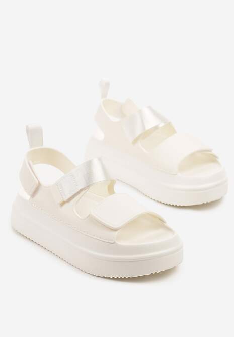 Białe Sandały na Platformie Ozdobione Dwoma Paskami Sovoiti