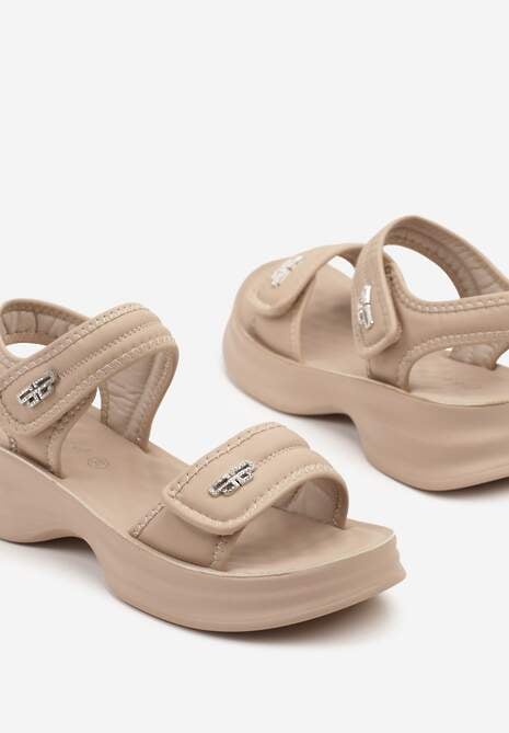 Beżowe Sandały na Tłoczonej Platformie z Metalicznymi Aplikacjami Odilara