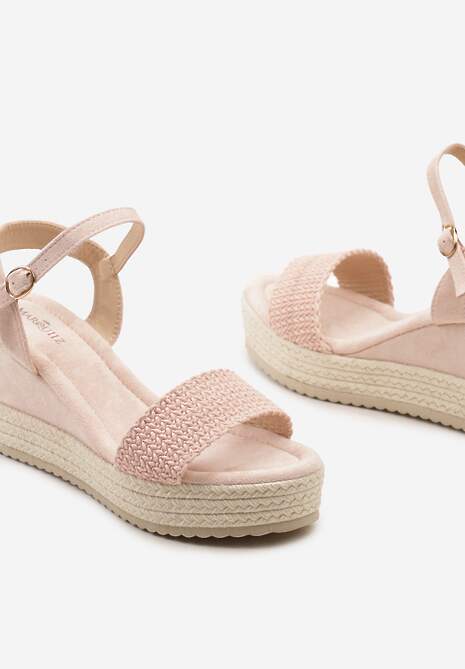 Różowe Sandały na Koturnie Wykończonym Plecionką z Rafii i Zapięciem przy Kostce Kionara
