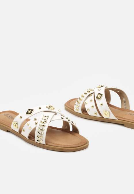 Białe Klapki na Płaskiej Podeszwie w Klasycznym Stylu Wykończone Nitami Cotarra