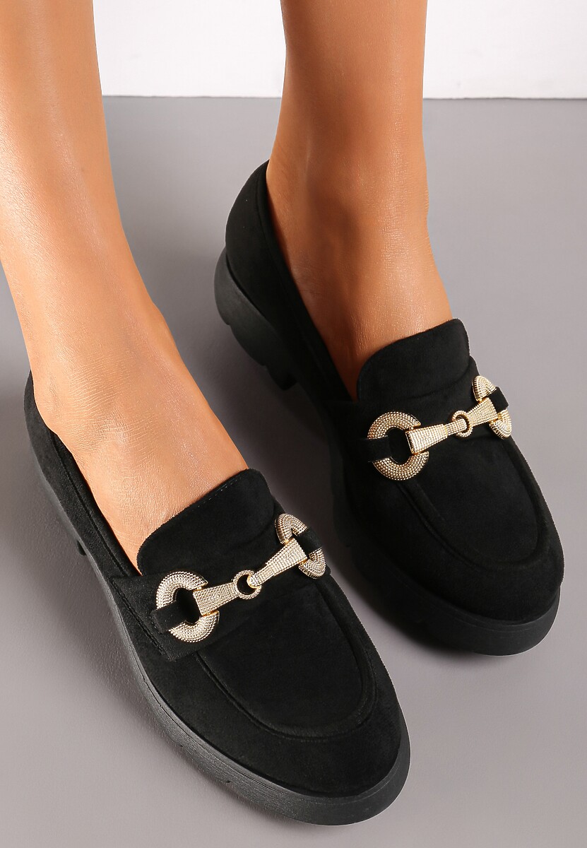 Czarne Klasyczne Mokasyny na Płaskiej Podeszwie Ozdobione Metalową Wstawką Landia