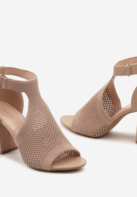 Ciemnobeżowe Sandały na Słupku z Ażurowym Zdobieniem z Zapięciem przy Kostce Qutima
