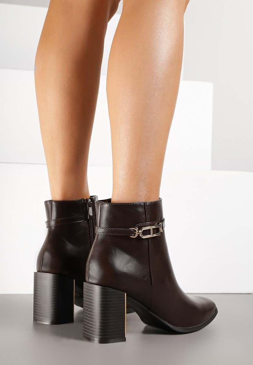 Brązowe Botki na Słupku z Metaliczną Aplikacją Latoreia