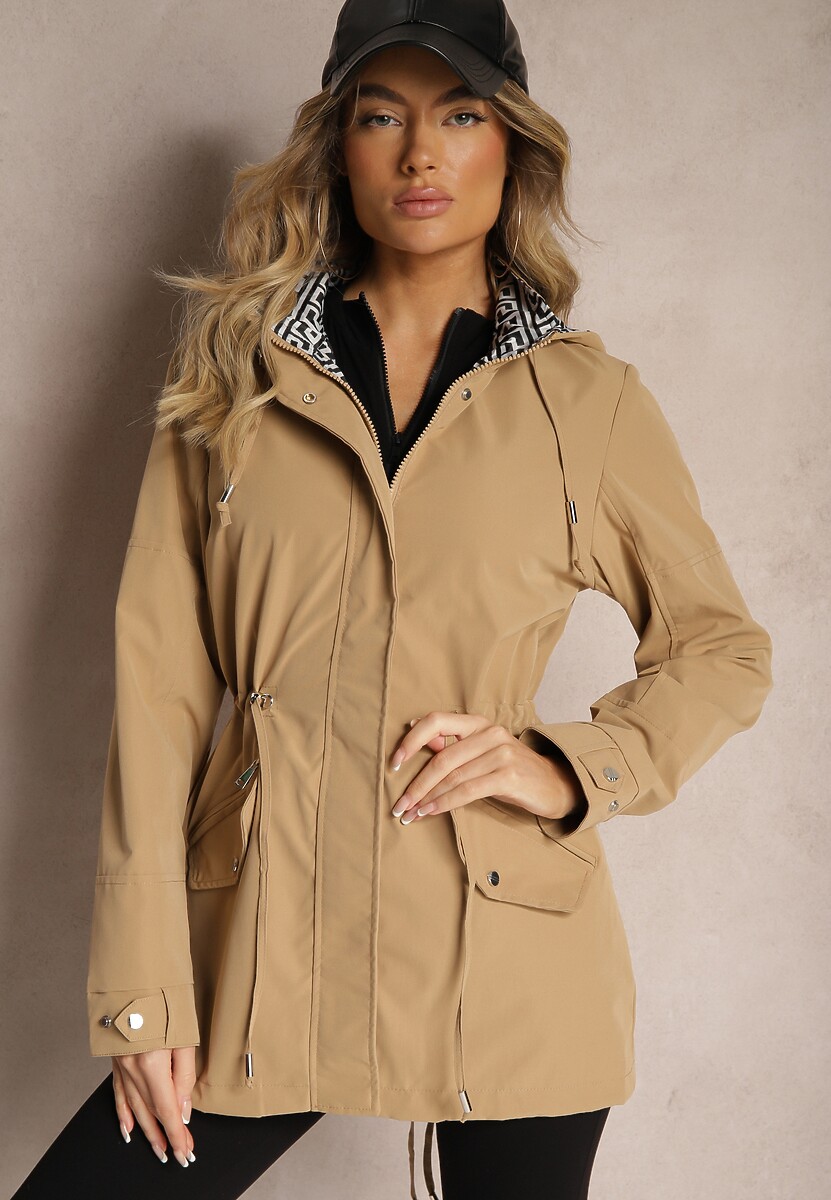 Ciemnobeżowa Kurtka w Stylu Parki Ściągana w Pasie z Kapturem i Geometrycznym Zdobieniem Tarillia